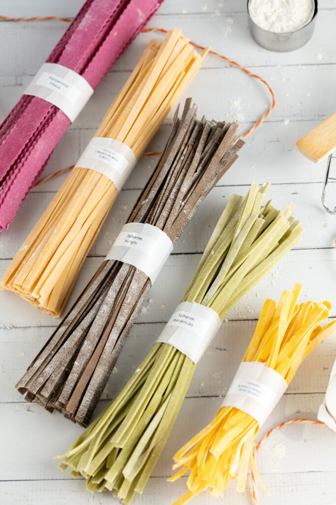 Preparadas com ingredientes selecionados e tradição italiana, nossas massas unem sabor e qualidade em cada detalhe. Produzidas de forma artesanal, são leves, frescas e perfeitas para realçar qualquer receita — do almoço em família a um jantar especial.